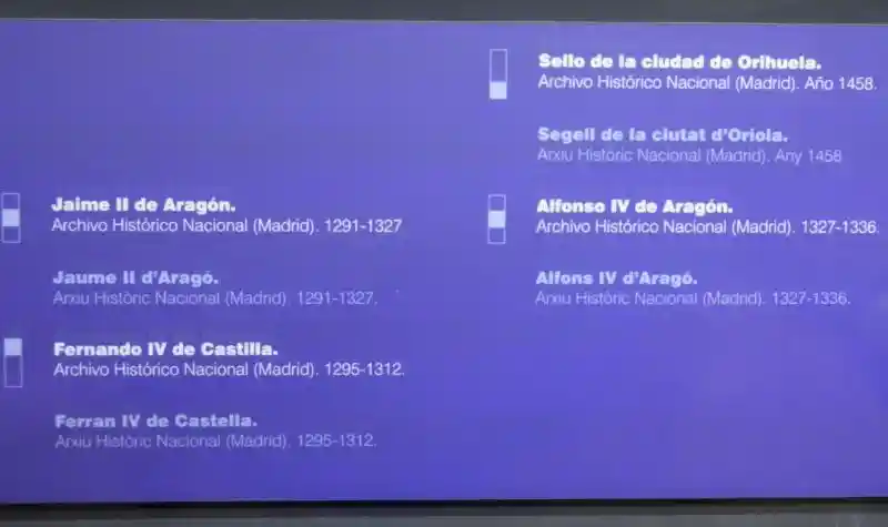 Crisscross pattern on the seat of the king